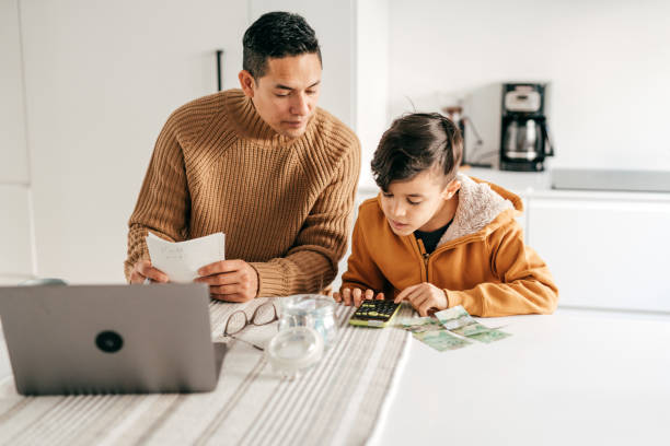 enfant qui calcule avec son père